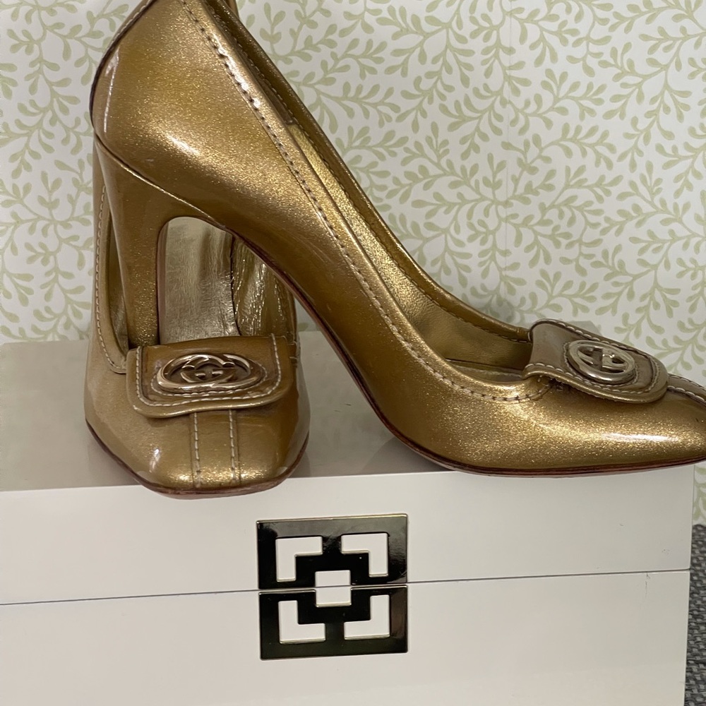 GUCCI gold sparkle & shimmer patent loafer pump- gold gg emblem size 36 1/2